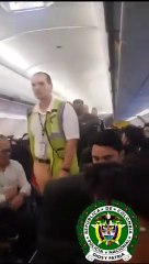 下载视频: VÍDEO: Passageiro bêbado é retirado de avião e agride policiais