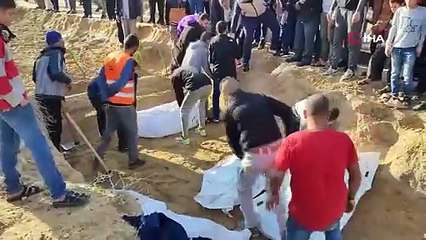 Yürekleri yakan görüntü! Toplu mezarlara defnediliyorlar