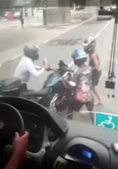 VÍDEO: Bandidos se assustam com buzina e desistem de assaltar motociclista