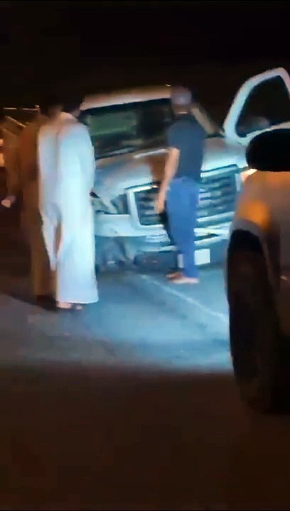 مواطن كويتي يجبر سائق الشاحنه بخلع صورة الشهيد صدام حسين من صندوق الشاحنة