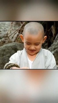 أمسك هذا الصبي بثعبان سام وربطه بحجر لكن لن تصدق ما حدث له في النهاية