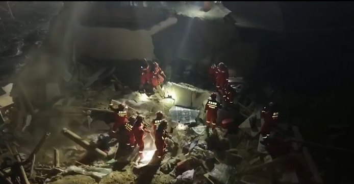 Buscan sobrevivientes de terremoto en China