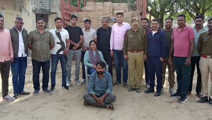 पुलिस ने हटाए गाजर के कट्टे तो ट्रक में मिली लाखों की शराब