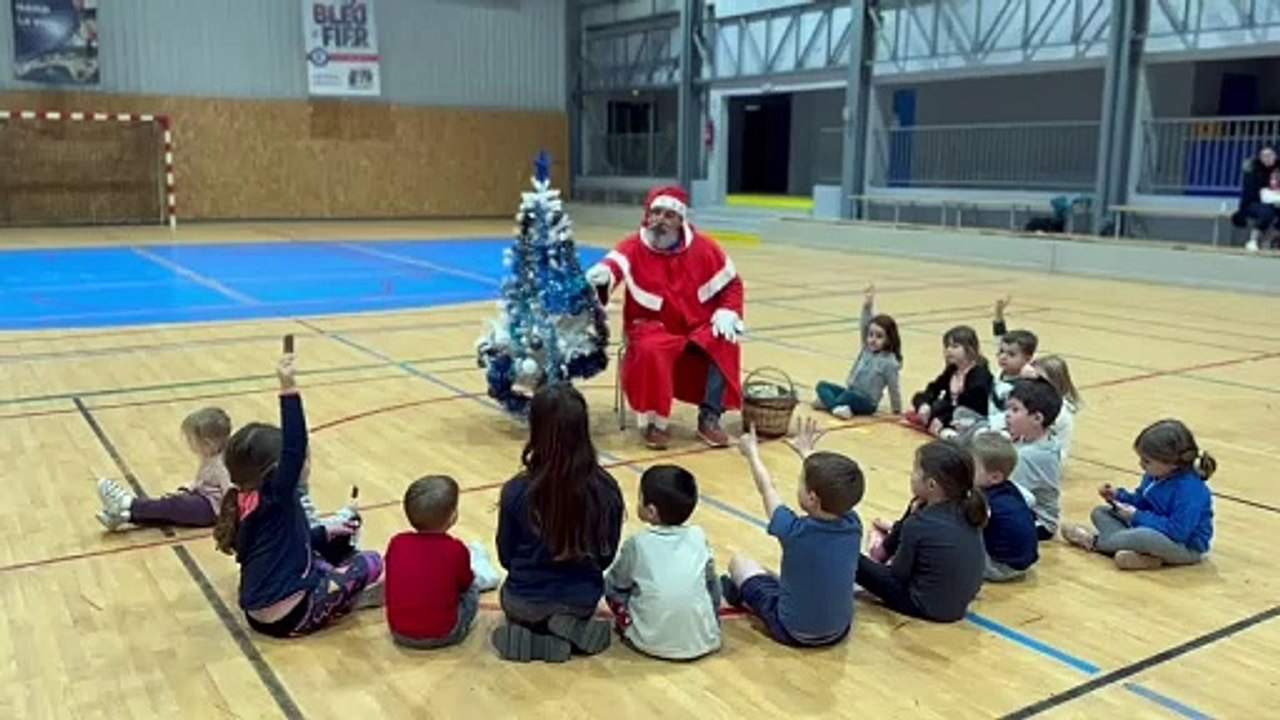 Le père noël a pris le temps de s'arrêter pour les babies de l'OB Handball - 19 décembre 2023