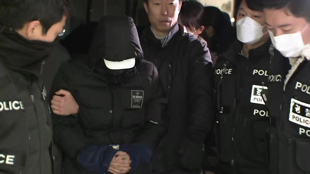 경찰, '경복궁 담벼락 낙서 훼손' 10대 남녀 사흘 만에 검거 / YTN