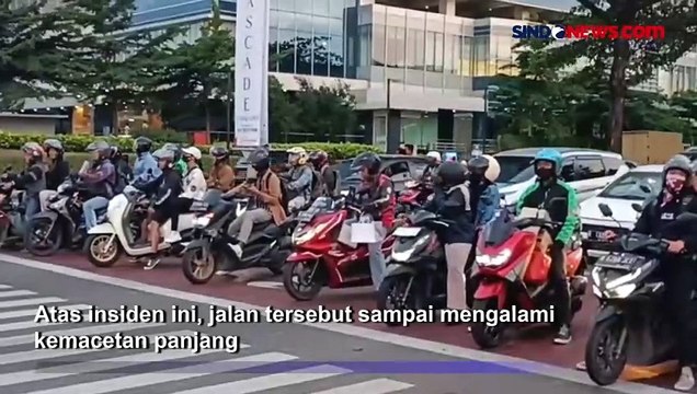 Detik-Detik Mobil Terobos Lampu Merah di BSD, Tabrak 4 Pemotor hingga Terpental