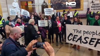 شاهد: دخلوا إلى الكابيتول في جولة رسمية لكنهم فاجأوا الجميع بلافتات تندد بالحرب على غزة