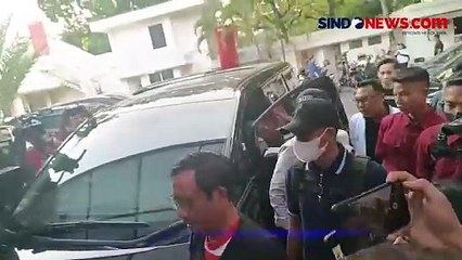 Descargar video: Pakai Pakaian Adat Madura, Mahfud MD Datangi ke Posko Teuku Umar Jelang Debat Cawapres