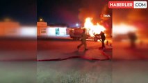 Adıyaman'da park halindeki kamyonet alev alev yandı