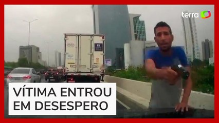 Câmera em veículo registra assalto em viaduto no Recife (PE)