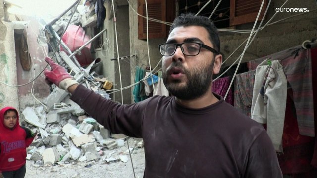 شاهد: وسط الدم والدمار.. سكّان رفح يقفون على أطلال بيوتهم المهدمة إثر غارة إسرائيلية