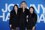 Avec Jade et Joy, Laeticia lance l’exposition Johnny Hallyday à Paris 