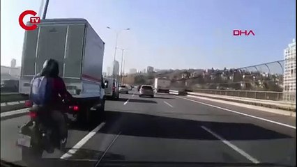 TEM'de hareketli anlar: Kamyonetin bariyerlere sıkıştırdığı motosikletli ölümden döndü
