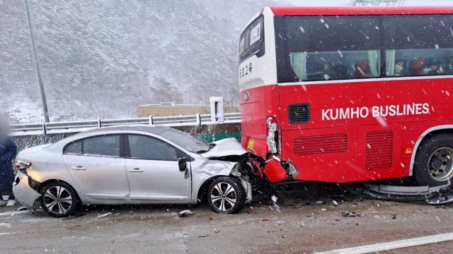 호남고속도로 눈길 10중 추돌 ...1명 심정지·1명 부상 / YTN
