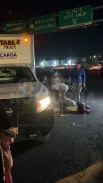 #Preliminar Cuando recién salía de un cajero automático ubicado sobre carretera libre a Zapotlanejo, a la altura de la Nueva Central Camionera; un hombre fue baleado por la espalda, en presencia de su hija y esposa #GuardiaNocturna