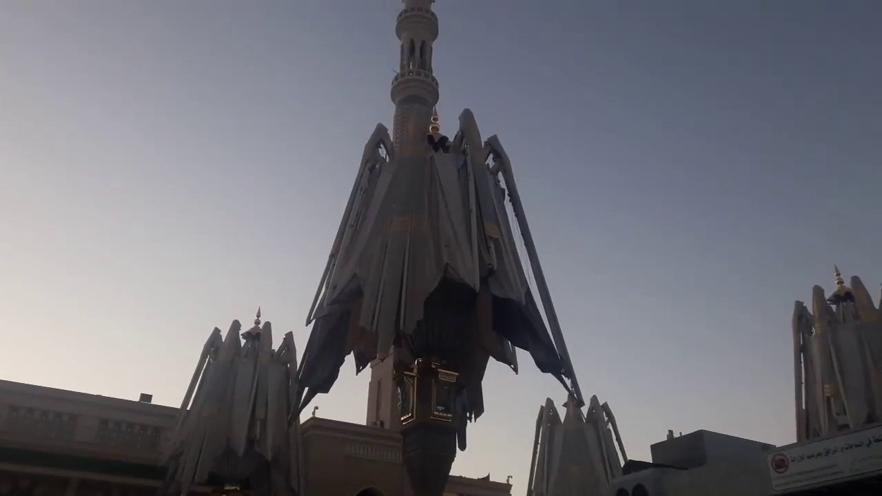 لحظه فتح مظلات الحرم النبوي الشريف