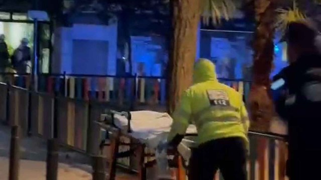 Actuación de los servicios sanitarios en el incendio de un bloque de pisos en Toledo