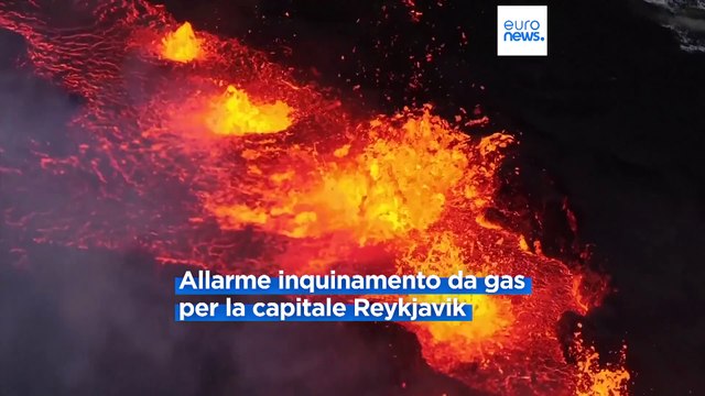 Islanda, il vulcano continua ad eruttare: lo spettacolo della corsa della lava
