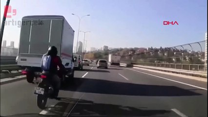 Kamyonetin sıkıştırdığı motosikletli ölümden döndü