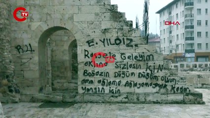 752 yıllık medreseye 'sprey boyayla' zarar verdiler