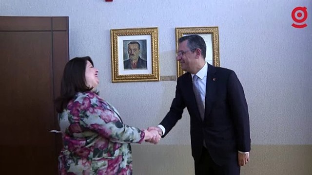 Özgür Özel, KESK Eş Başkanları Mehmet Bozgeyik ve Şükran Kablan Yeşil'i makamında kabul etti
