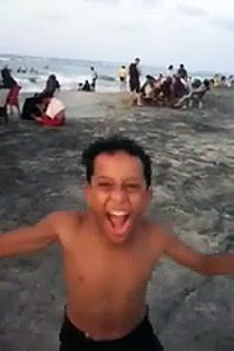 اجمل مهارات ممكن تشوفها من طفل صغير أمام شاب كبير علي البحر مش هتصدق ماذا حصل بينهم طفل معجزه