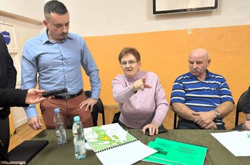 Protest przeciw budowie farmy fotowoltaicznej