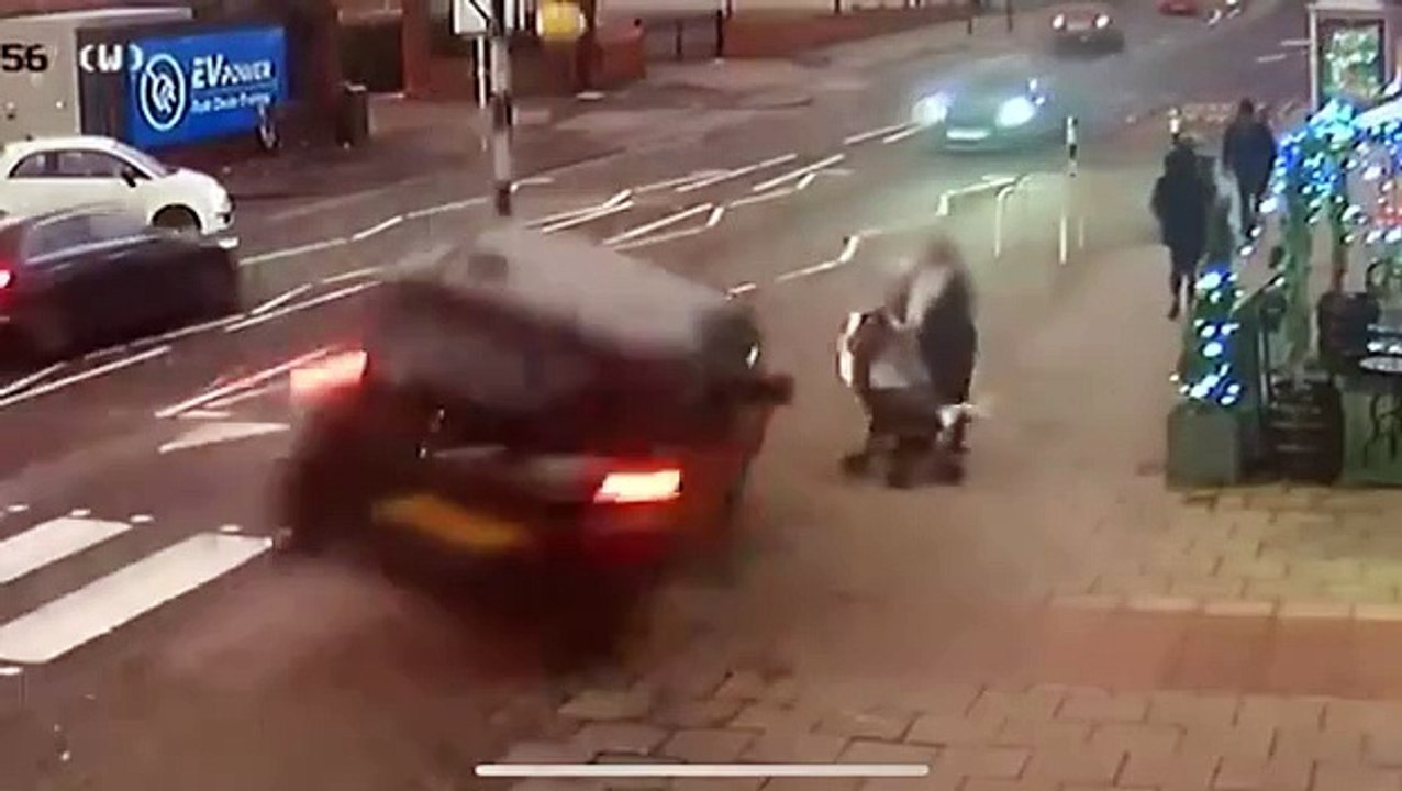 Incidente choc, auto si ribalta e piomba addosso a una mamma con passeggino: "Salve per un riflesso"