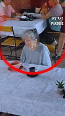 Ils chantent joyeux anniversaire aux côtés de cette femme âgée