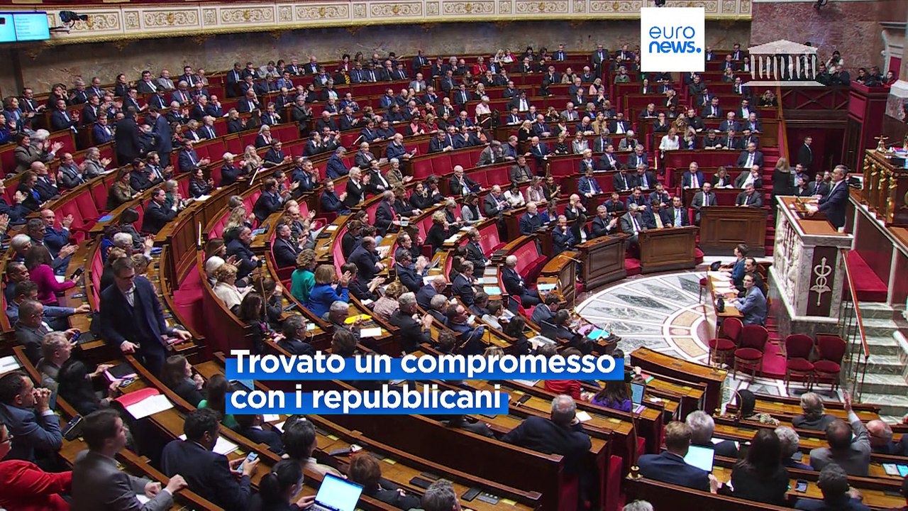 Francia, passa la legge sull'immigrazione grazie all'appoggio della destra: inasprite le regole