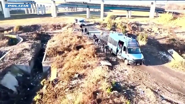 Vedette e dosi sui binari: così si spaccia ancora a Rogoredo. Il blitz della Polizia
