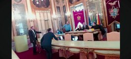 Nervi tesi in Consiglio comunale a Palermo, Milazzo piomba sul banco della presidenza