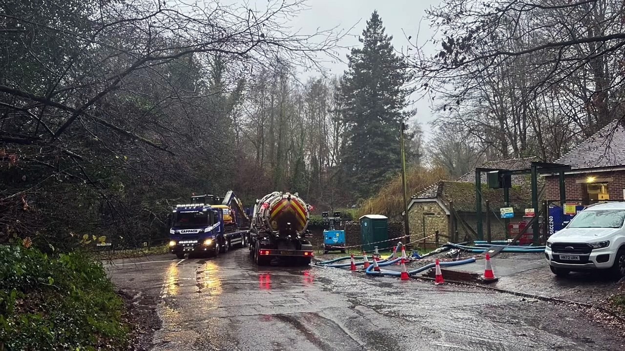 Thames Water responds to huge sewage leak in Churt - video Dailymotion