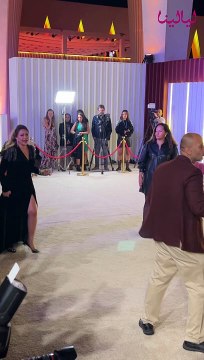 ليلى علوي تجري للتصوير مع طاقم فيلمها آل شنب من ريد كاربت عرض الفيلم من مهرجان الجونة السينمائي