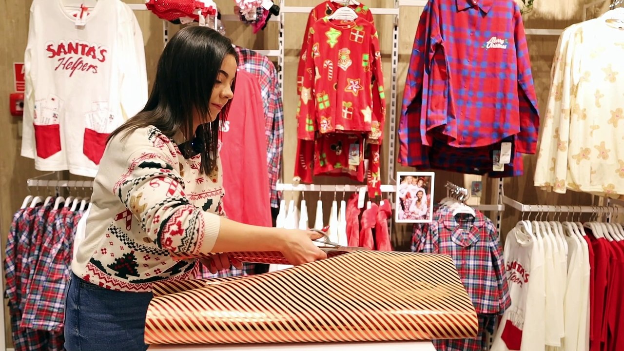 Jak samemu w prosty sposób spakować prezent? Zobacz wideo