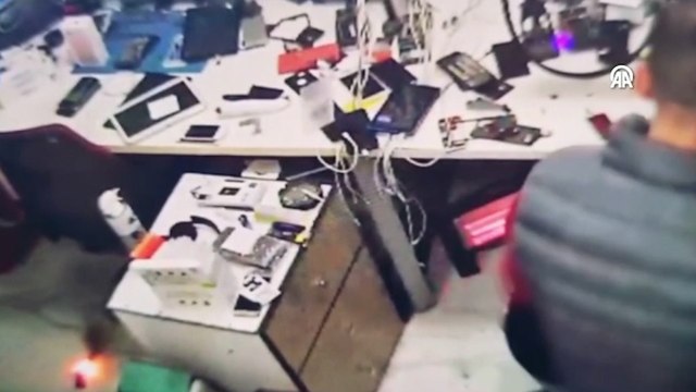 Telefon bataryasının yanma anı kameraya yansıdı