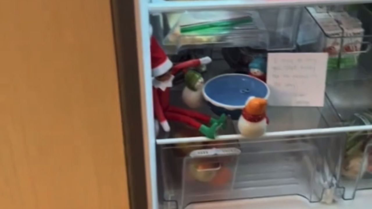 Mom's Elf on the Shelf prank sends the daughter crying *Hilarious Prank*