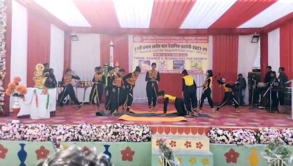 विद्या​र्थियों ने मनमोहक समूह नृत्य किया, देखें वीडियो