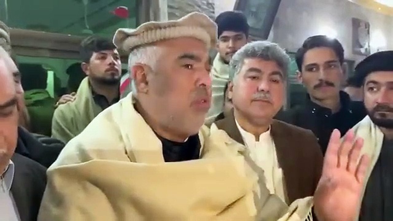 اس قیصر کی رہائی کے بعد میڈیا سے بات چیت |  Former Speaker National Assembly Asad Qaiser reached Swabi after his release from Mardan Jail... Asad Qaiser endured a lot of cruelty but did not leave Imran Khan side... Salute to your passion and perseveranc