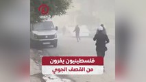 فلسطينيون يفرون من القصف الجوي