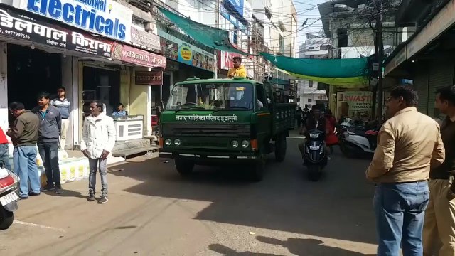 Fine imposed on those keeping goods, tarpaulins tied in front of shop got opened