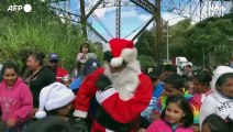 Guatemala, Babbo Natale si cala da un ponte e porta doni ai bimbi poveri