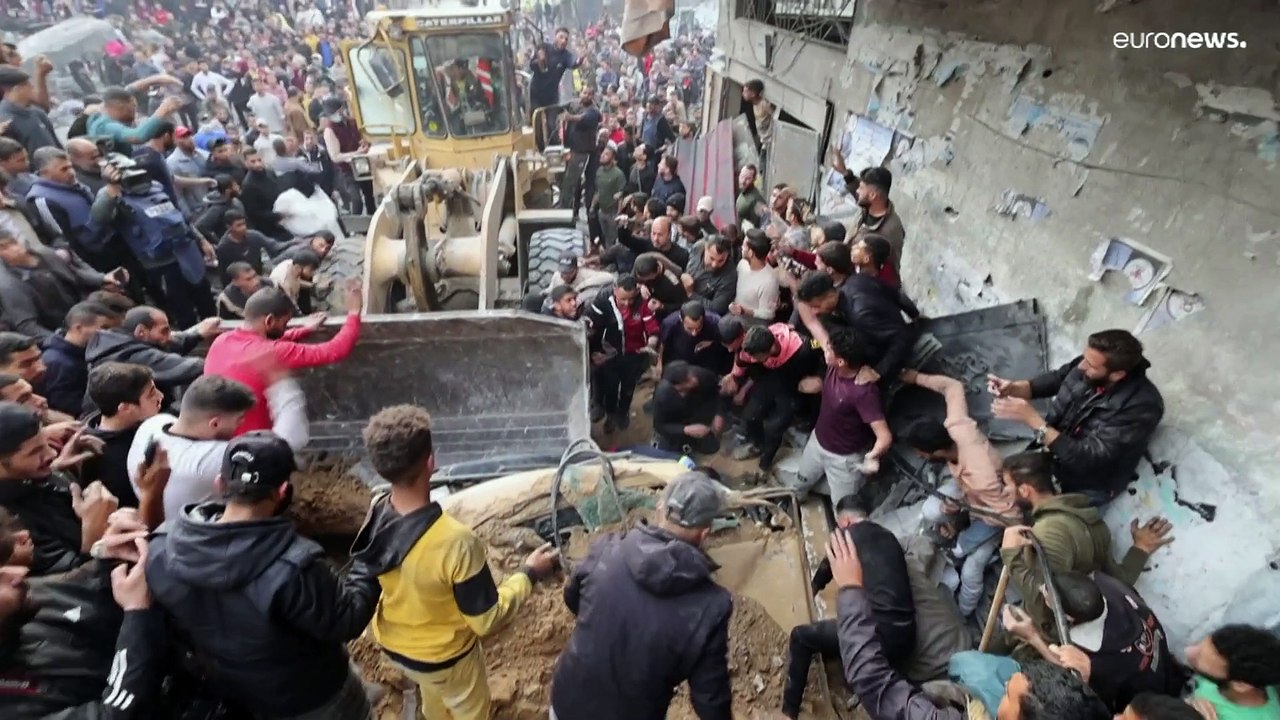 فيديو: فلسطينيون يسابقون الزمن للبحث عن أحياء تحت الأنقاض بعد قصف إسرائيلي قتل 12 شخصا