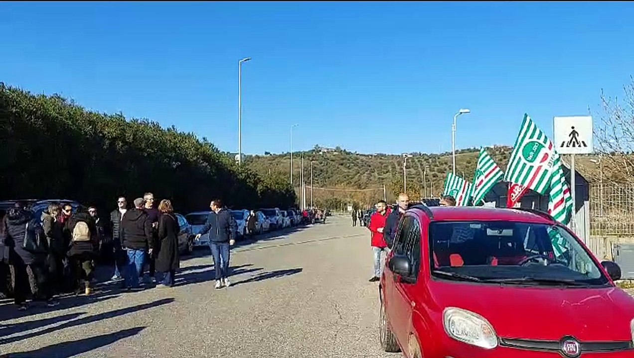 Montalto Uffugo, la protesta dei 495 dipendenti...
