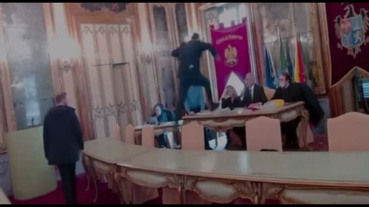 Caos al Consiglio Comunale di Palermo, deputato salta sul banco della Presidenza