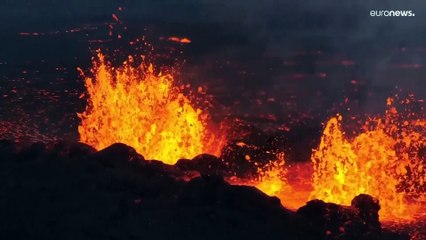 شاهد: صور جوية مبهرة للحمم البركانية المتدفقة عبر الثلوج في آيسلندا