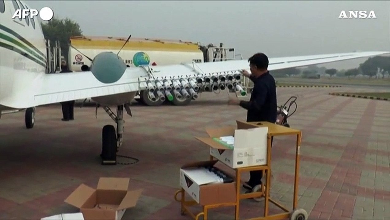 Il Pakistan utilizza per la prima volta la pioggia artificiale contro lo smog