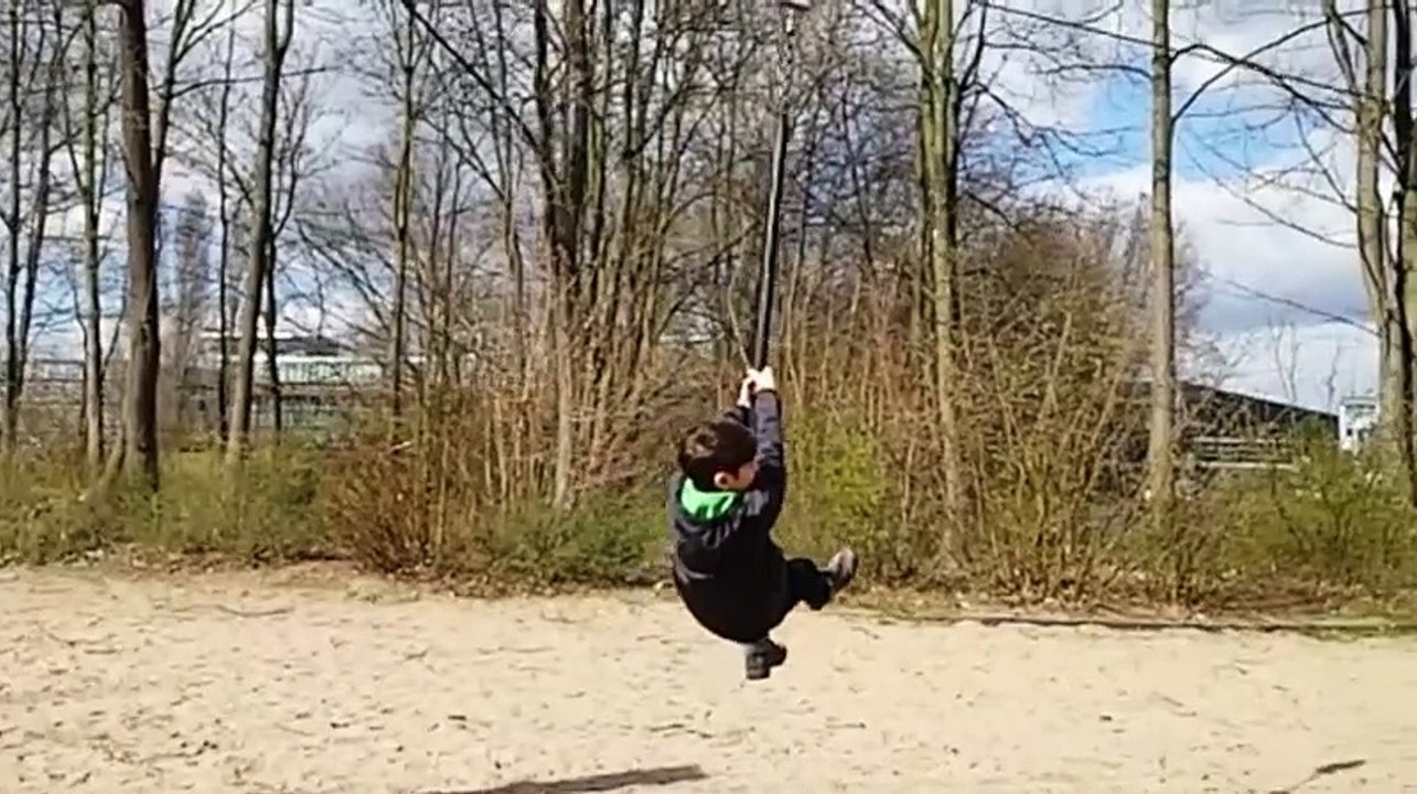 Fluss und Seilbahn Zeitlupe 2015-04-02