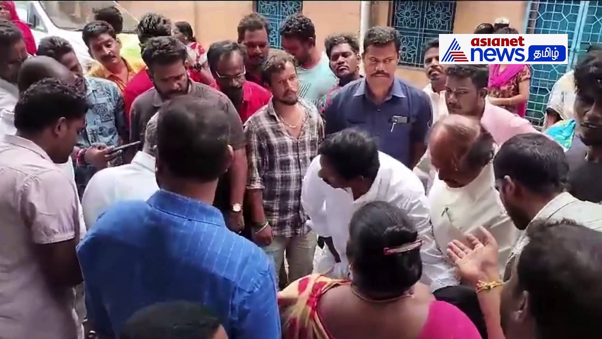 நொடிப்பொழுதில் உயிர் தப்பிய சிறுவன்; பொதுமக்களுடன் சேர்ந்து திமுக எம்எல்ஏவை ரவுண்டு கட்டிய அதிமுக எம்எல்ஏ