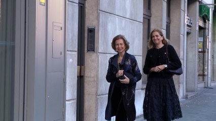 下载视频: La reina Sofía, la infanta Cristina, Victoria Federica, Froilán, la infanta Margarita y Carlos Zurita a su llegada al restaurante donde la infanta Elena ha celebrado su 60 cumpleaños en Madrid